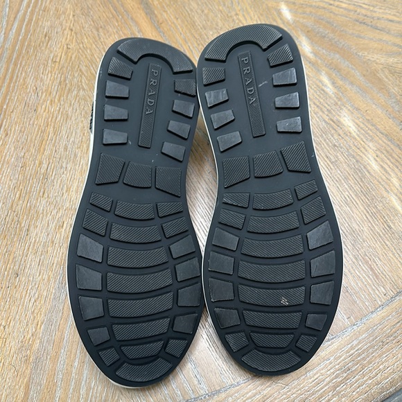Prada Men’s black shoes Sz 8.5 US / Sz 41.5 EU
* side logo R missing see photo - Picture 7 of 8